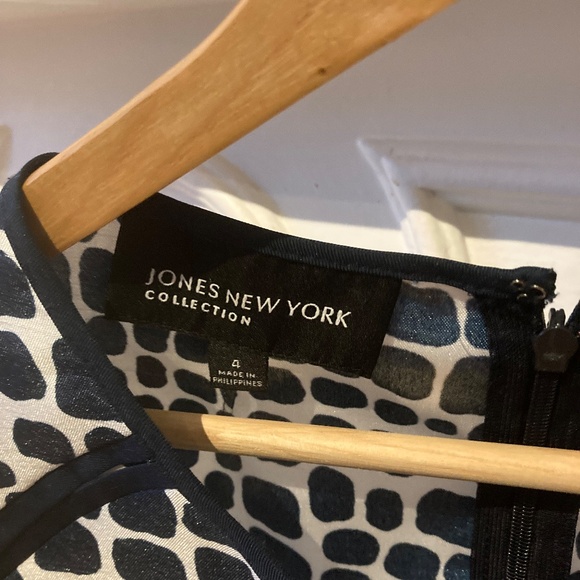 Jones New York navy/white sleeveless blouse with short side slits - Picture 4 of 6